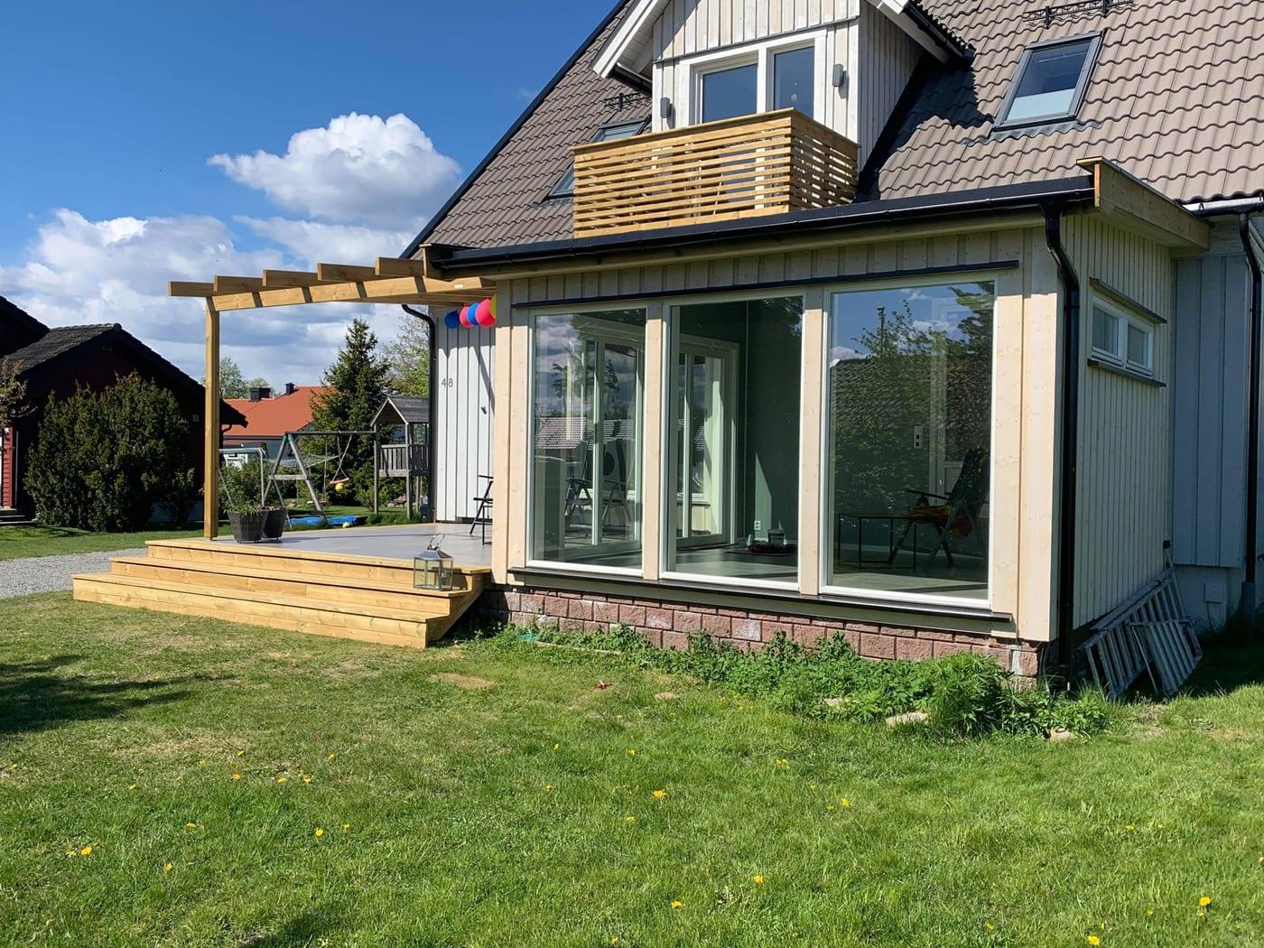 Bolig med ny terrasse og pergola