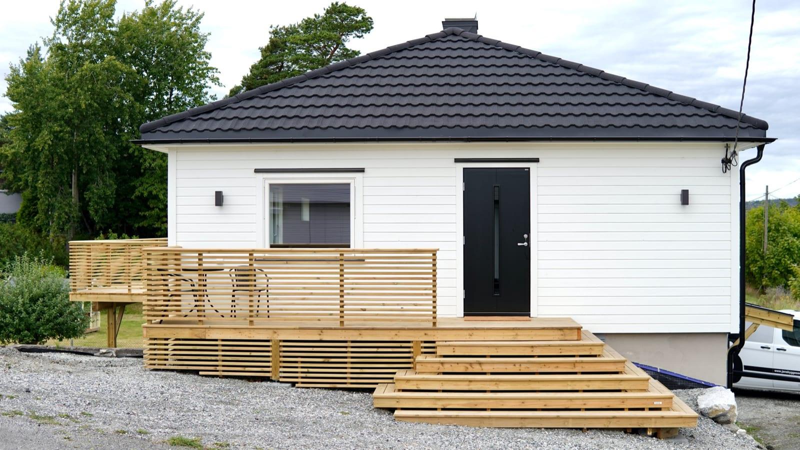 Bolig med ny terrasse og trapp
