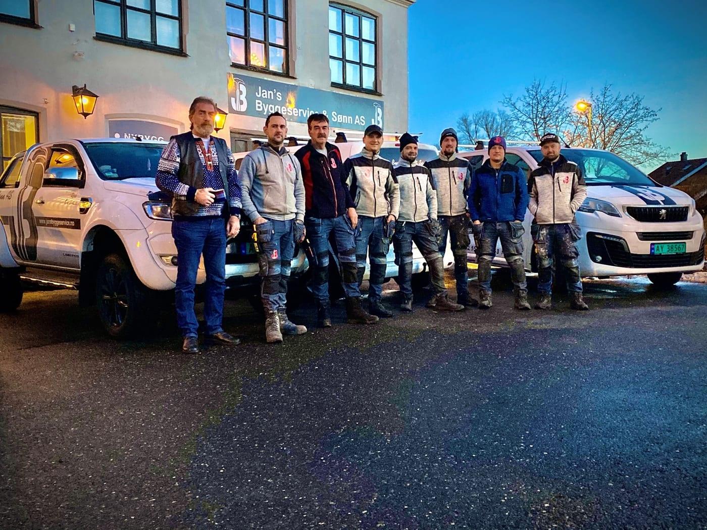 Mannskapet til Jans Byggeservice og Sønn samlet foran en pickup